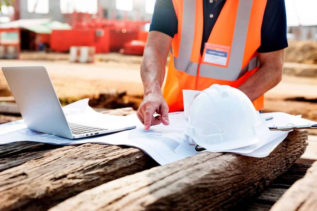 laptop auf baustelle